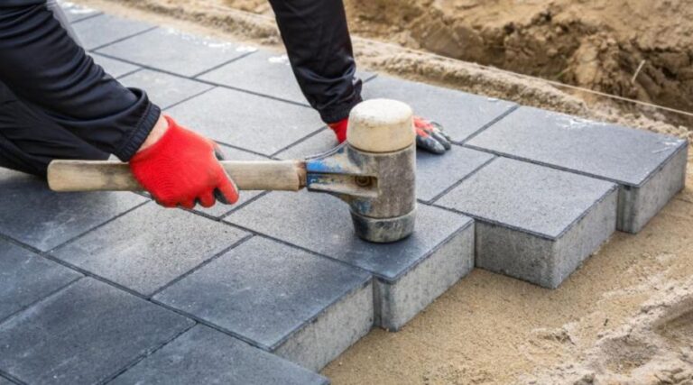 Marteau qui compacte du pavé uni